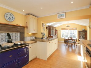 Casa de campo | Cocina privada | Refrigerador, lavavajillas, tetera eléctrica y tostadora 