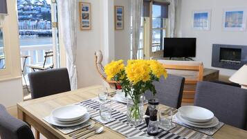 Cottage | Private kitchen | Fridge, dishwasher, electric kettle, toaster