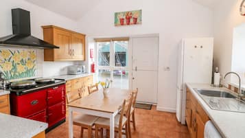 Cottage | Private kitchen | Fridge, microwave, dishwasher, electric kettle