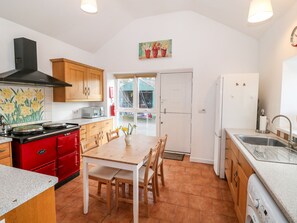 Cottage | Private kitchen | Fridge, microwave, dishwasher, electric kettle - Y Buarth (Caernarfon)