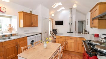Cottage | Private kitchen | Fridge, dishwasher, electric kettle, toaster