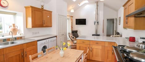 Cottage | Private kitchen | Fridge, dishwasher, electric kettle, toaster