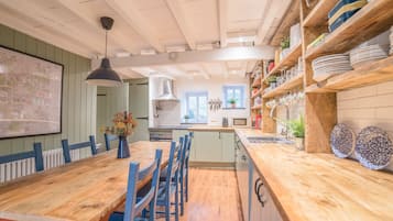 Ferienhaus | Eigene Küche | Kühlschrank, Mikrowelle, Geschirrspüler, Wasserkocher
