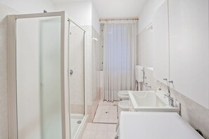 Baignoire, sèche-cheveux, bidet, serviettes fournies