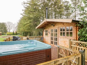 Cottage | Spa - Someplace Else (Diss)