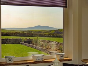 Cottage | 2 bedrooms, individually decorated, individually furnished, free WiFi - Bryn Môr (Holyhead)