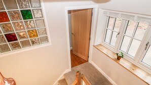 Eine Treppe mit hölzernen Geländern und einem Teppich.