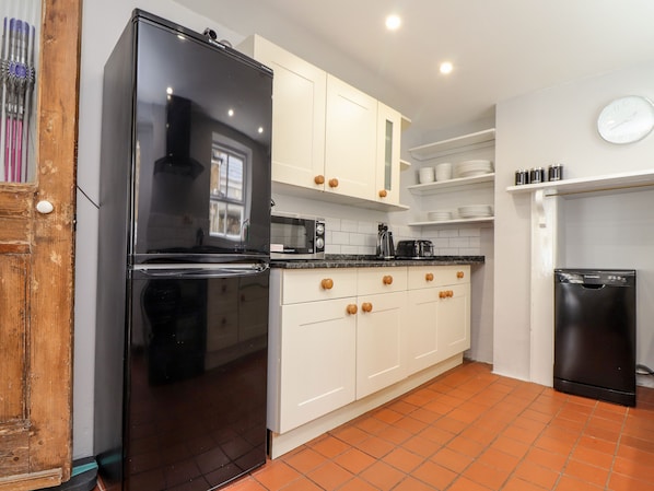 Cottage | Private kitchen | Fridge, dishwasher, electric kettle, toaster