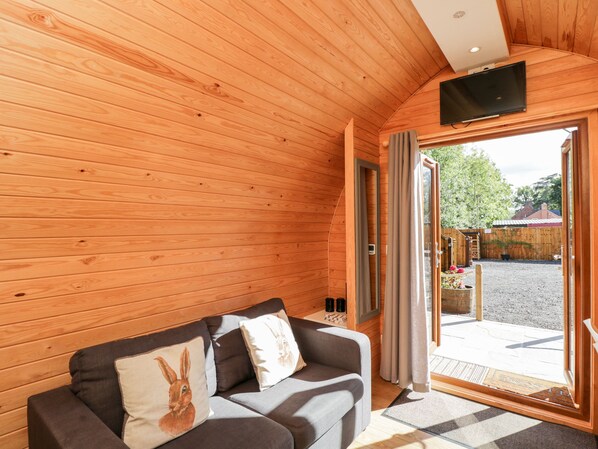 Cottage | Living room - Halmore Pod (Berkeley)