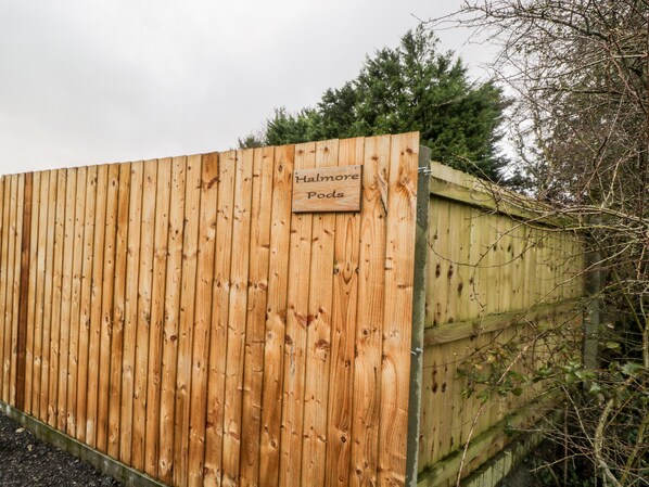 A wooden fence with a sign that reads 'Halmore Ponds.'