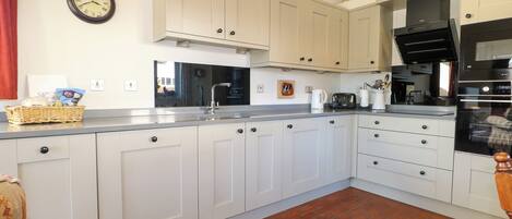 Cottage | Private kitchen | Fridge, dishwasher, electric kettle, toaster