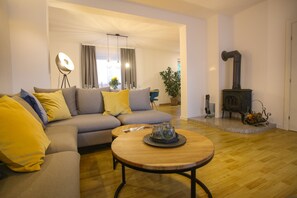Smart TV, fireplace