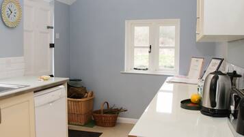 Cottage | Private kitchen | Fridge, dishwasher, electric kettle, toaster
