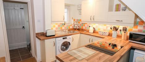 Cottage | Private kitchen | Fridge, electric kettle, toaster, cookware/dishes/utensils