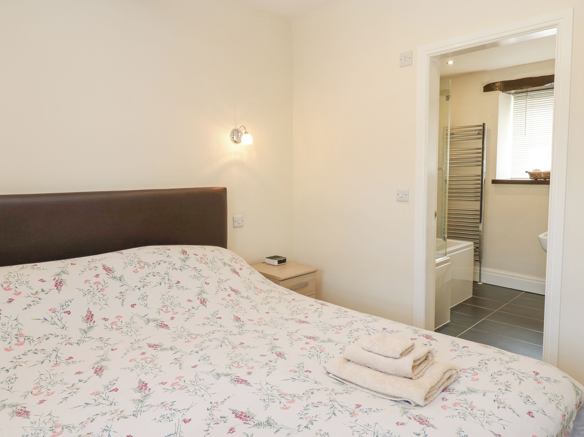 1 bedroom, individually decorated, individually furnished, free WiFi