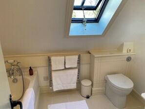 Cottage | Bathroom | Shower - The Barn at Frog Pond Farm (Salisbury)