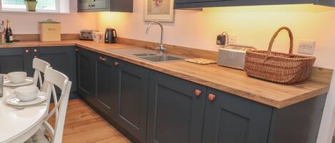 Cottage | Private kitchen | Fridge, dishwasher, electric kettle, toaster