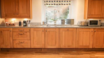 Cottage | Private kitchen | Fridge, dishwasher, cookware/dishes/utensils