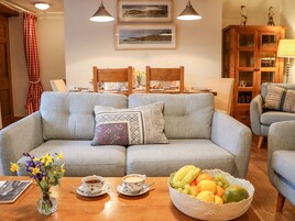 Cottage | Living room | Fireplace