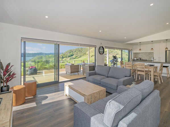 TV, table tennis - Peace and Paradise - Whitianga Holiday Home (Whitianga)