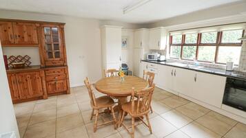 Cottage | Private kitchen | Dishwasher, cookware/dishes/utensils