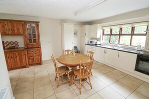 Cottage | Cuisine privée | Lave-vaisselle, batterie de cuisine, vaisselle et ustensiles