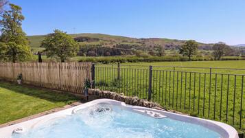 Cottage | Outdoor spa tub