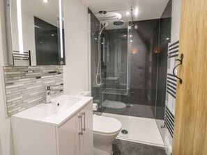 Cottage | Bathroom | Shower - Cefn Nannau (Corwen)