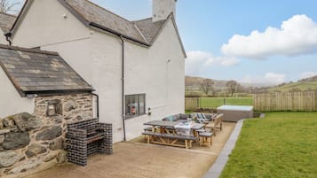 Cottage | Property grounds
