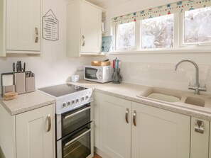 Cottage | Private kitchen | Fridge, microwave, electric kettle, toaster