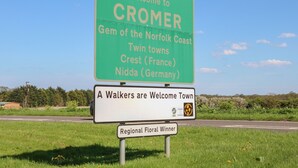 Señal de bienvenida a Cromer, que menciona lugares cercanos como Joya de la Costa de Norfolk, ciudades gemelas, Crest (Francia) y Nidda (Alemania).