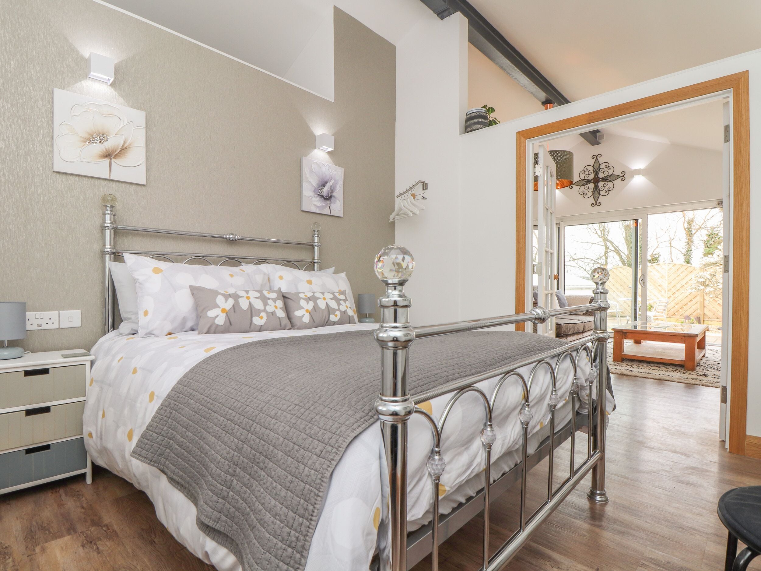 1 habitación, decoración personalizada y muebles diferentes 