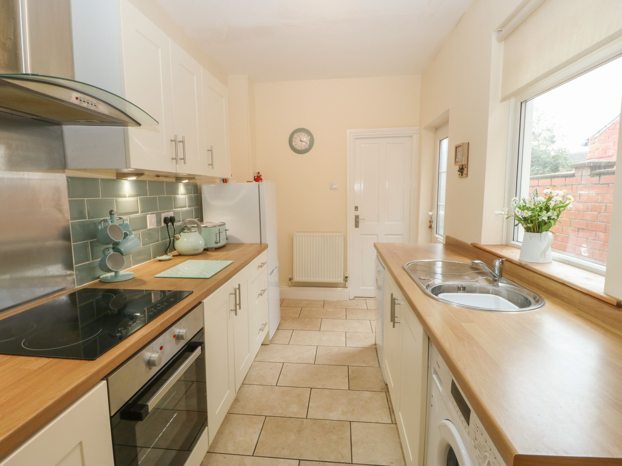 Cottage | Private kitchen | Fridge, dishwasher, electric kettle, toaster