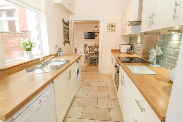Cottage | Private kitchen | Fridge, microwave, dishwasher, electric kettle