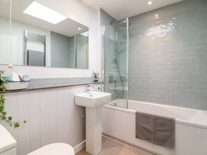 Cottage | Kamar mandi | Shower dan pengering rambut
