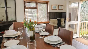 Cottage | Private kitchen | Fridge, electric kettle, toaster, cookware/dishes/utensils