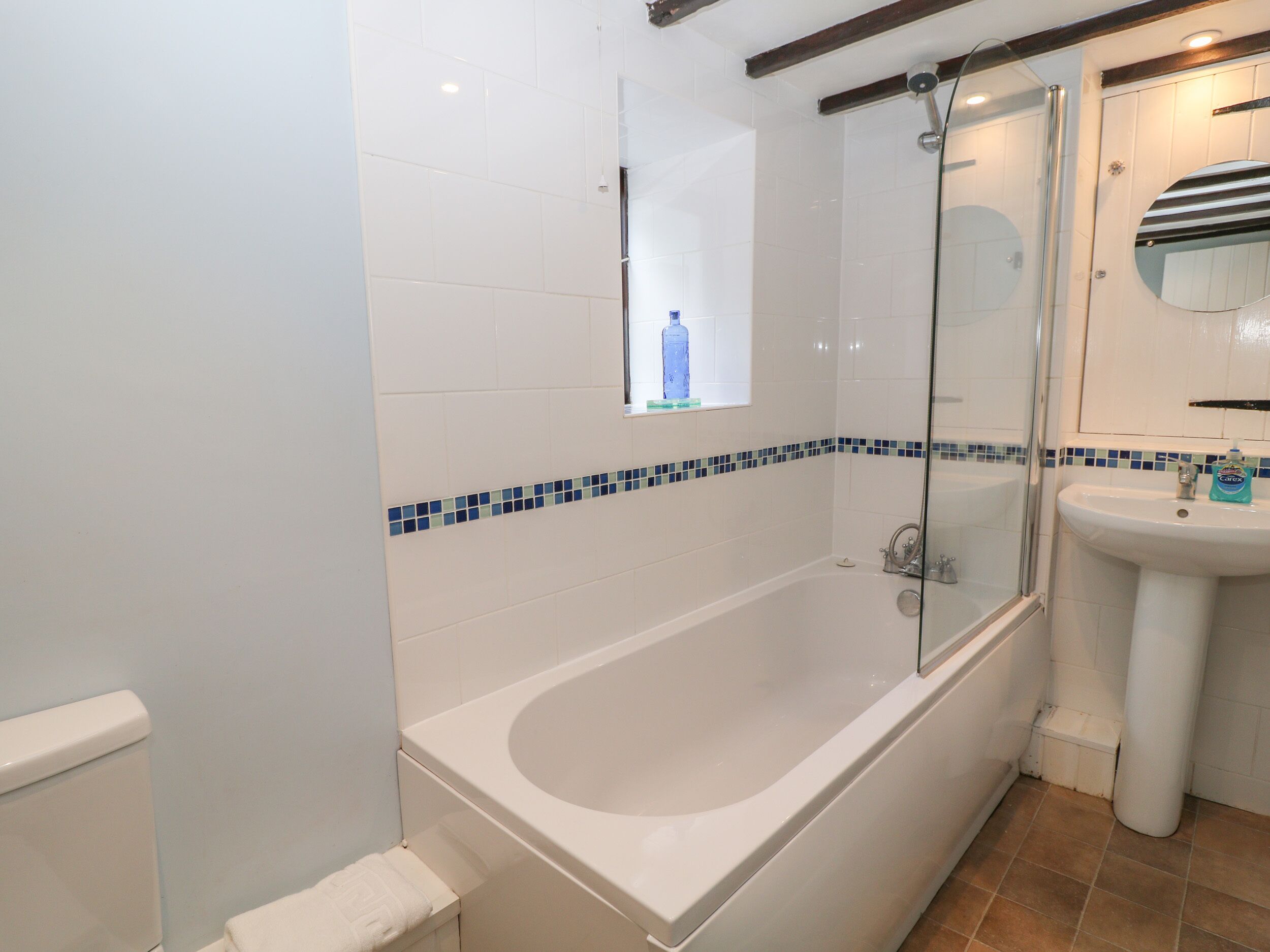 Ein Badezimmer mit einer Badewanne, einer Duschkabine und einem Waschbecken.