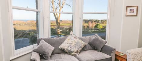 Cottage | Living room | Video-game console, DVD player