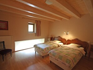 4 bedrooms, iron/ironing board, free WiFi, bed sheets - Spacious Renovated Farmhouse with Large Garden, Near Hiking Trails & Ski Resort (Taintrux)
