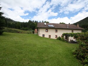 Exterior - Spacious Renovated Farmhouse with Large Garden, Near Hiking Trails & Ski Resort (Taintrux)