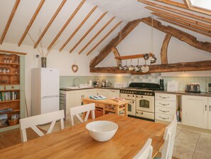 Cottage | Private kitchen | Dishwasher, cookware/dishes/utensils