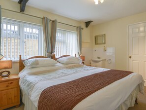 2 bedrooms, individually decorated, individually furnished, free WiFi