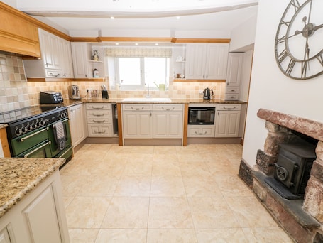 Cottage | Private kitchen | Fridge, dishwasher, electric kettle, toaster