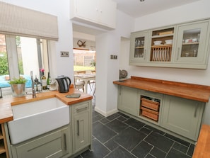 Cottage | Private kitchen | Fridge, dishwasher, electric kettle, toaster - Griff Lodge (York)
