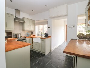 Cottage | Private kitchen | Fridge, dishwasher, electric kettle, toaster - Griff Lodge (York)