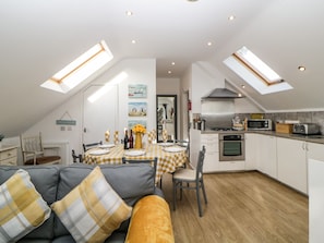 Cottage | Interior - Monterey Mews (Torquay)