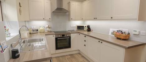 Stuga | Eget kök | KylskÄp, diskmaskin och grytor/köksredskap