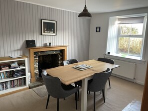Casa rural | Cuina privada | Frigorífic i utensilis de cuina, vaixella i coberteria