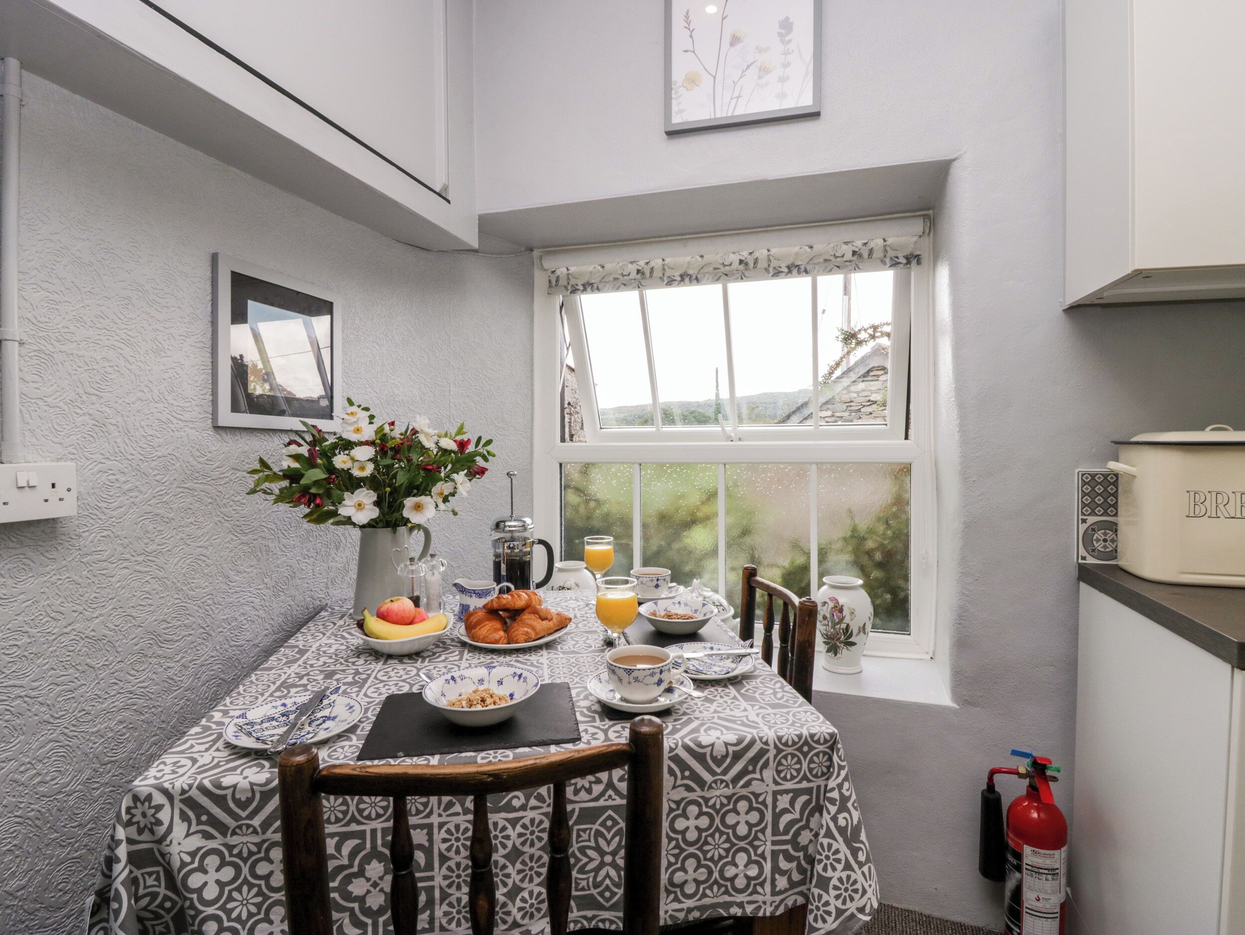 Cottage | Dining