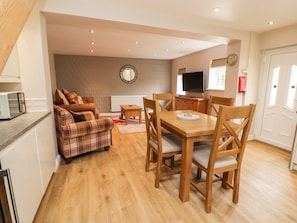 Cottage | Private kitchen | Fridge, dishwasher, cookware/dishes/utensils